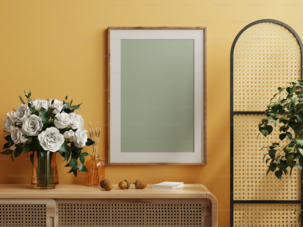 Cornice mockup nello sfondo interno nel soggiorno moderno su sfondo giallo della parete.3d rendering