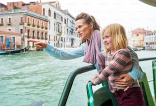 Baby Mädchen und Mutter poiting während der Reise mit dem Vaporetto in Venedig, Italien