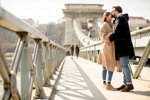 Pareja amorosa en el puente de las Cadenas, Budapest, Hungría