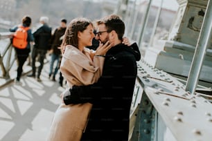 Couple amoureux sur le pont des chaînes, Budapest, Hongrie