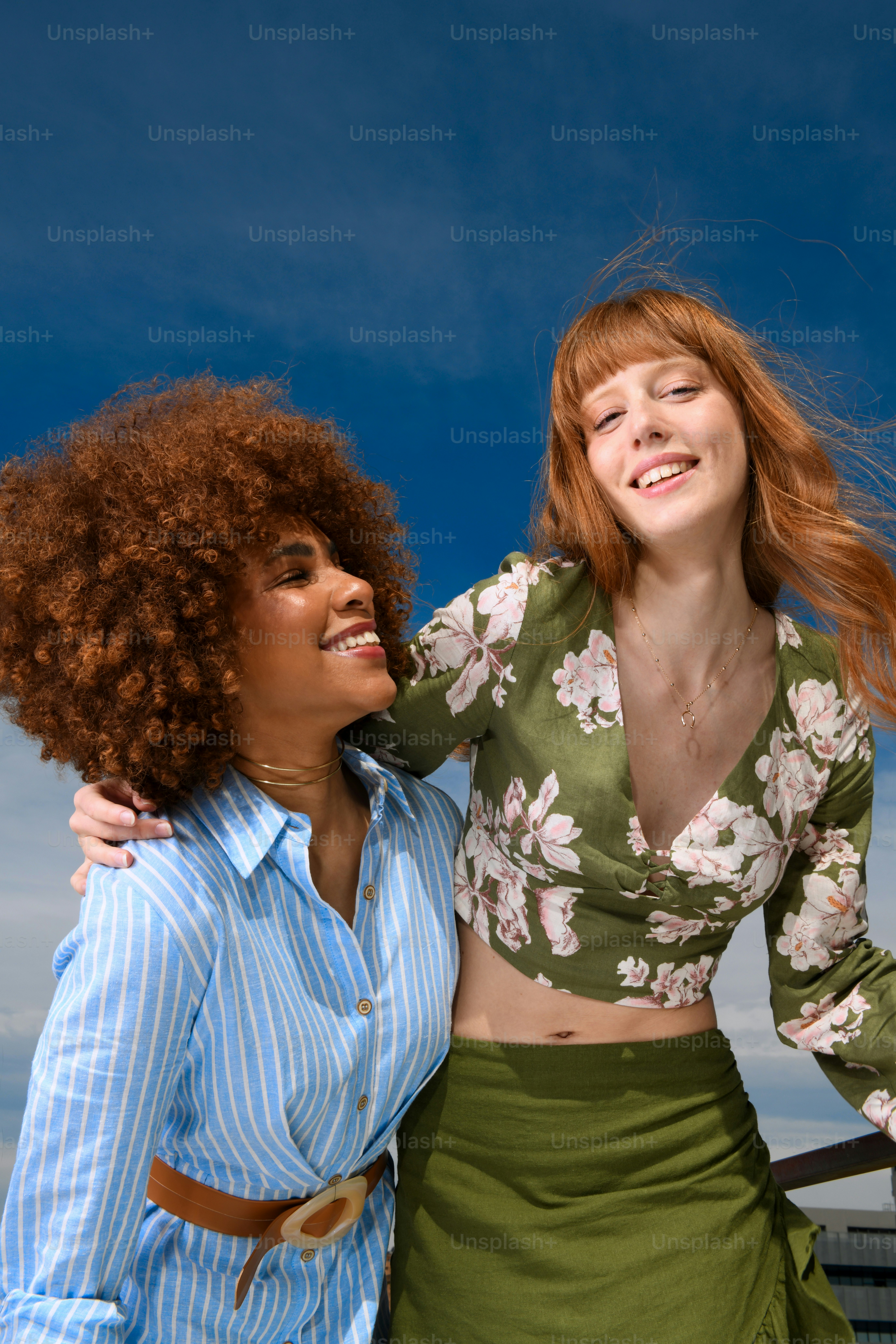 隣同士に立って微笑む二人の女性