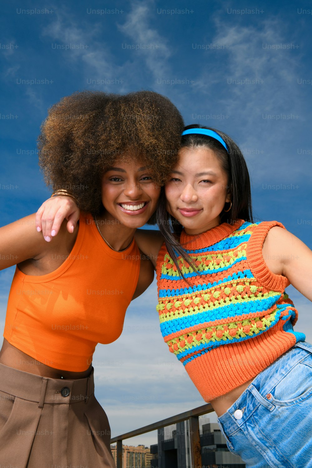 Deux jeunes femmes posant ensemble pour une photo