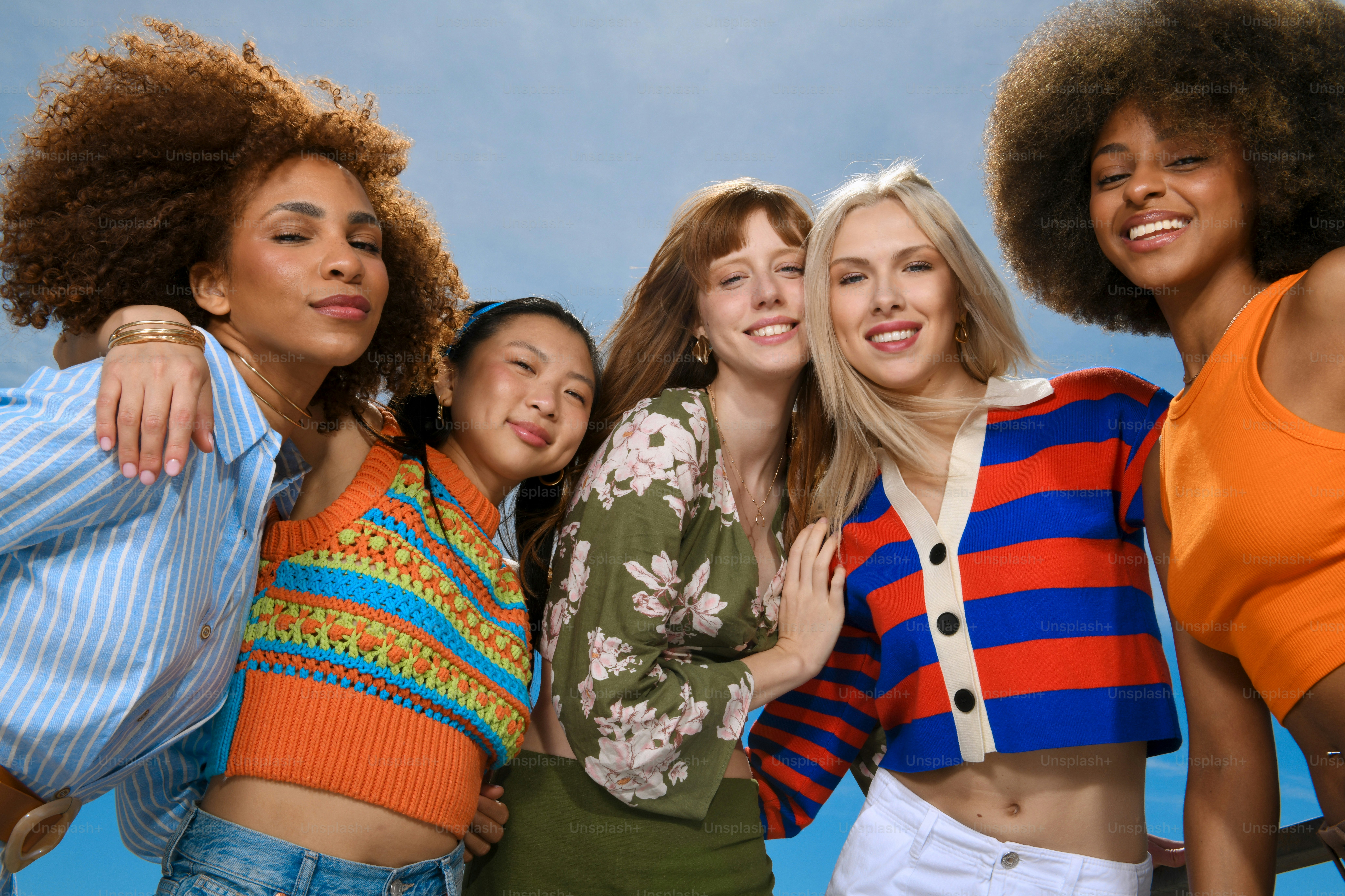 隣同士に立つ若い女性のグループ