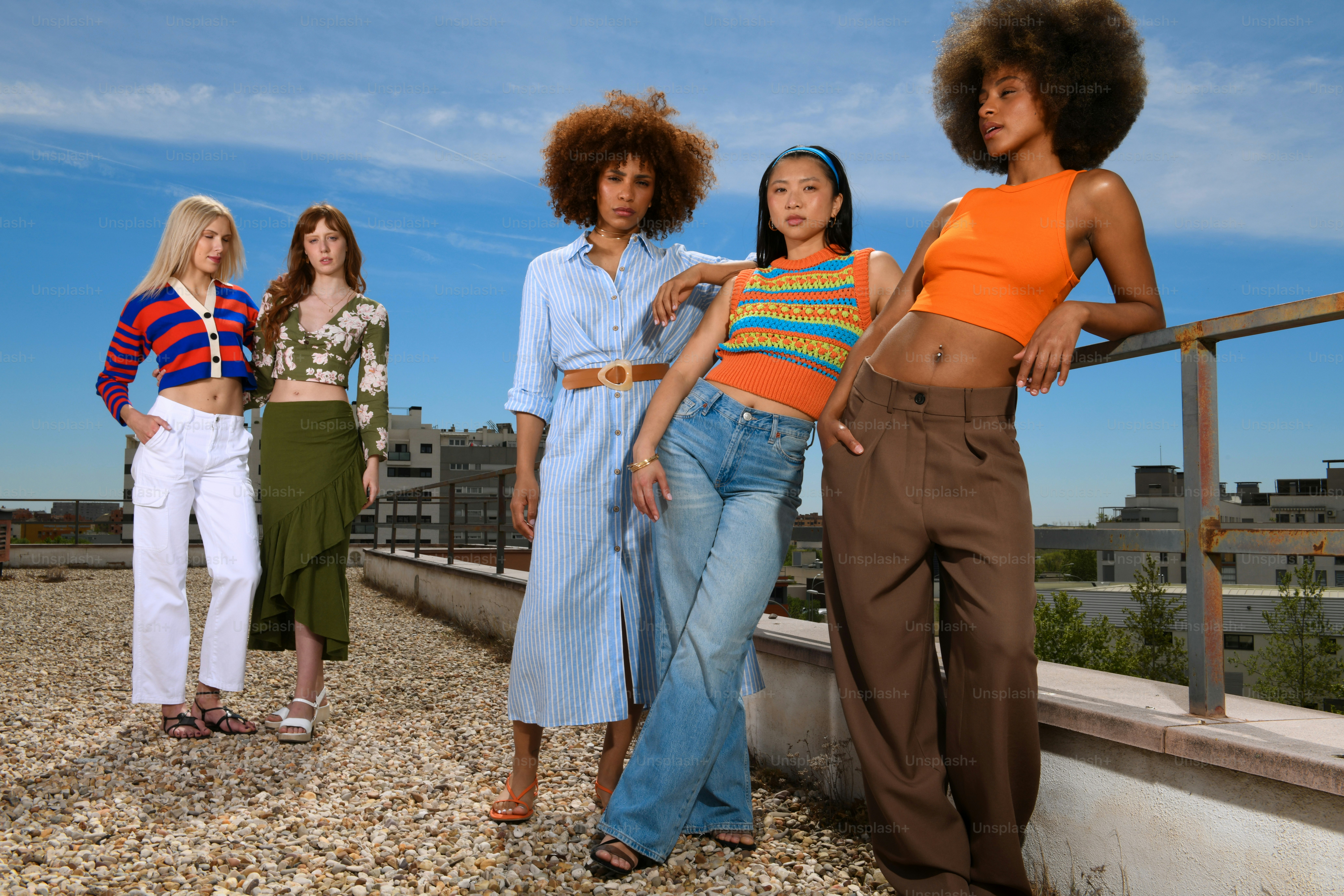 隣同士に立つ女性のグループ