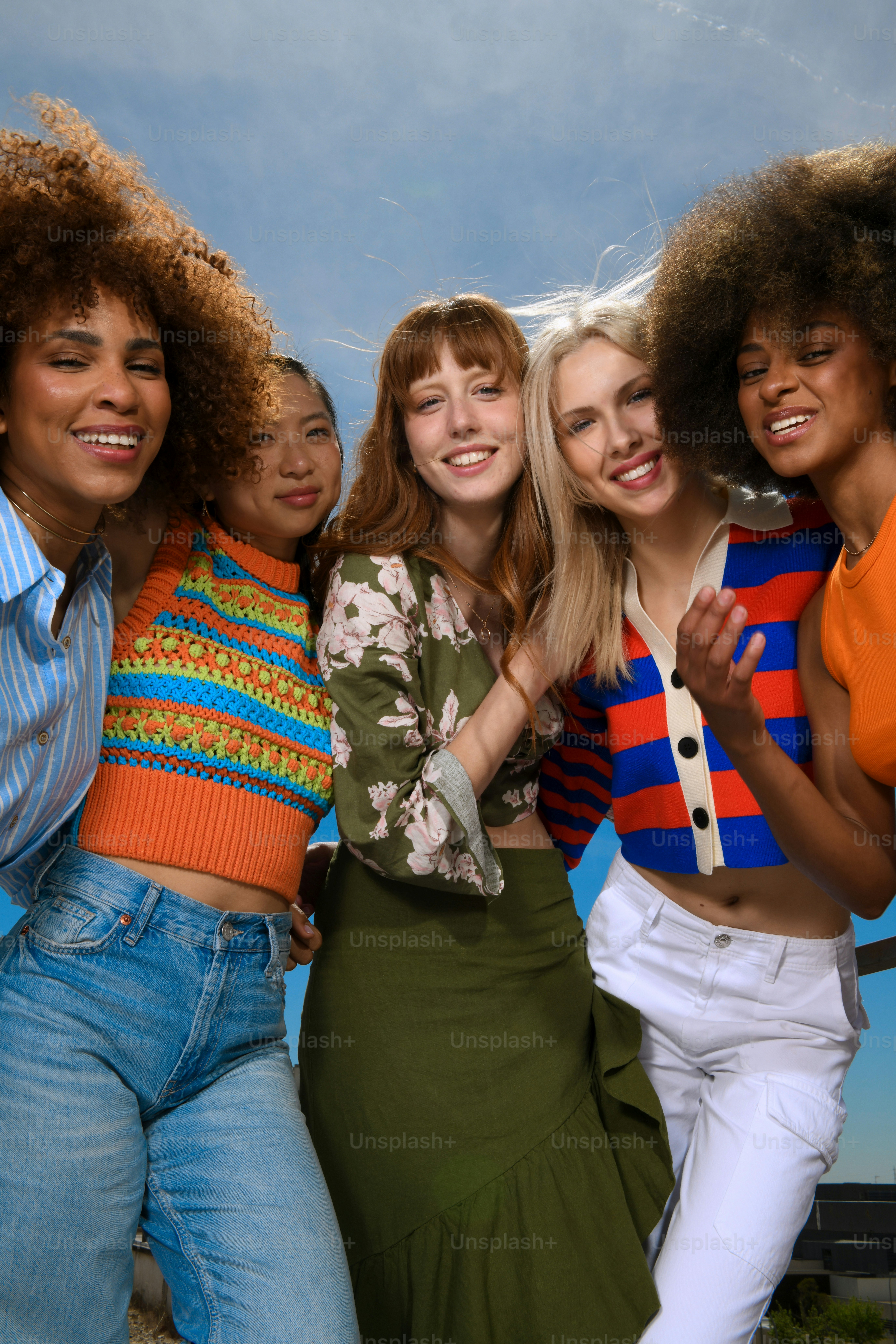 Un gruppo di giovani donne in piedi l'una accanto all'altra