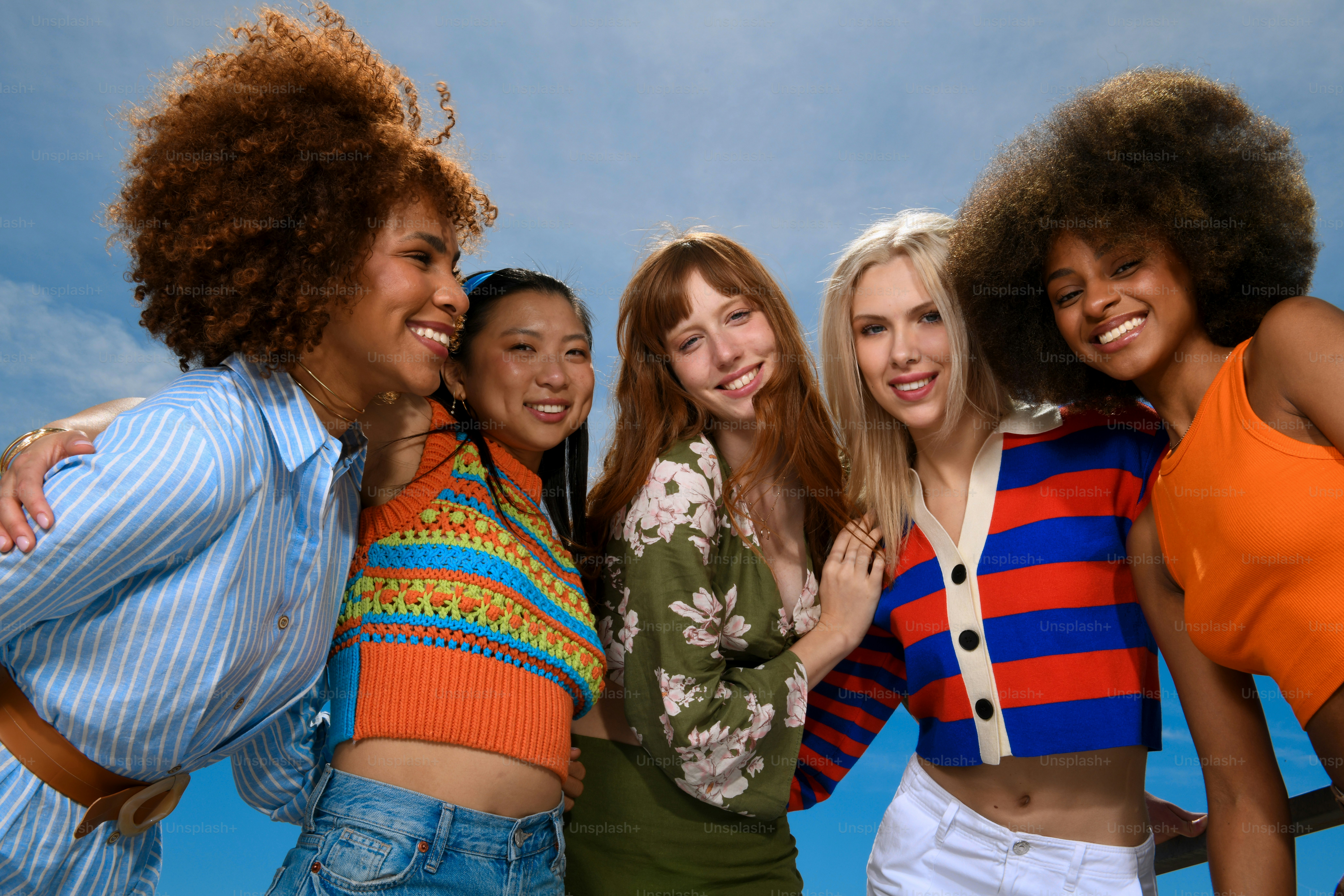 隣同士に立つ若い女性のグループ