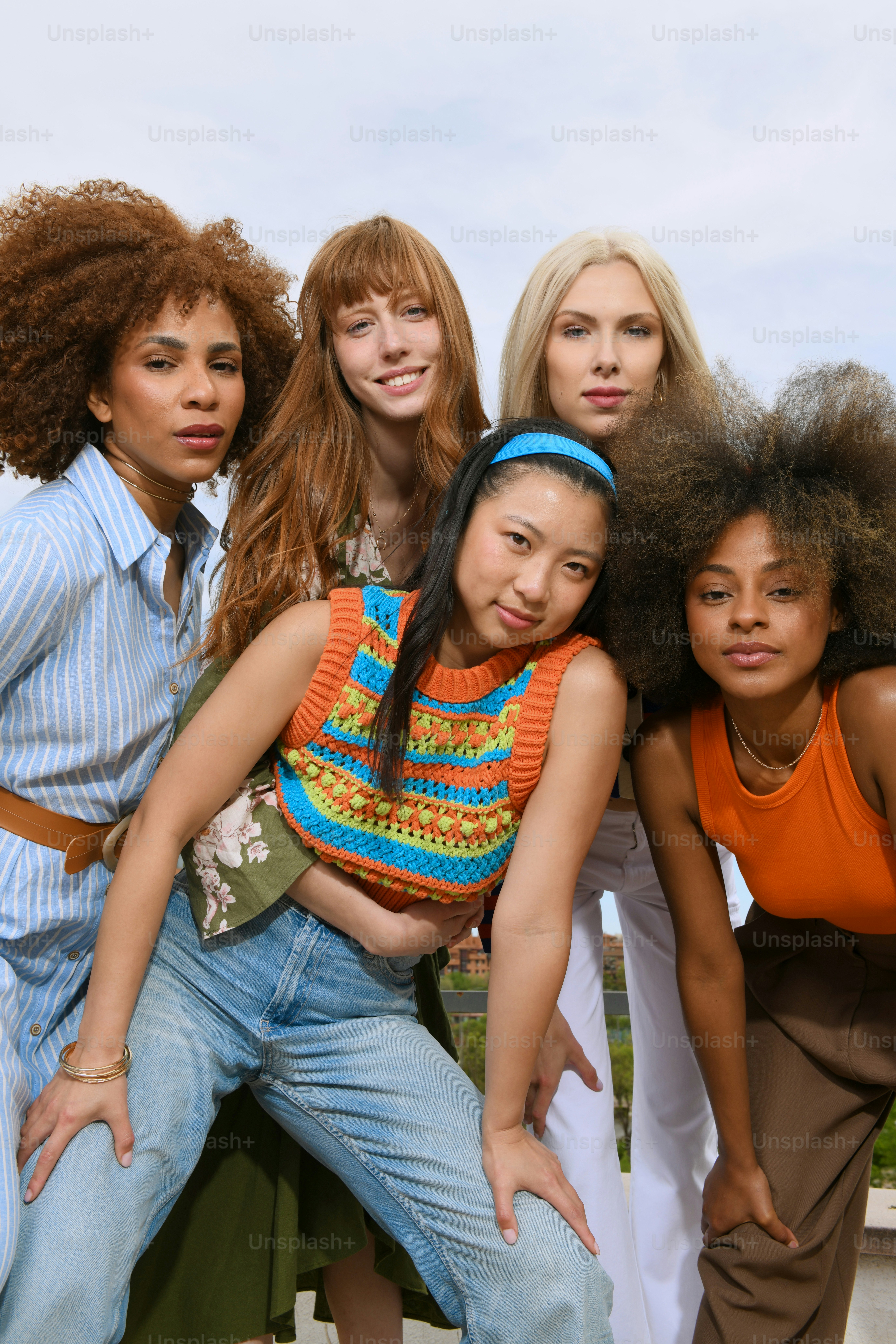 隣同士に立つ若い女性のグループ