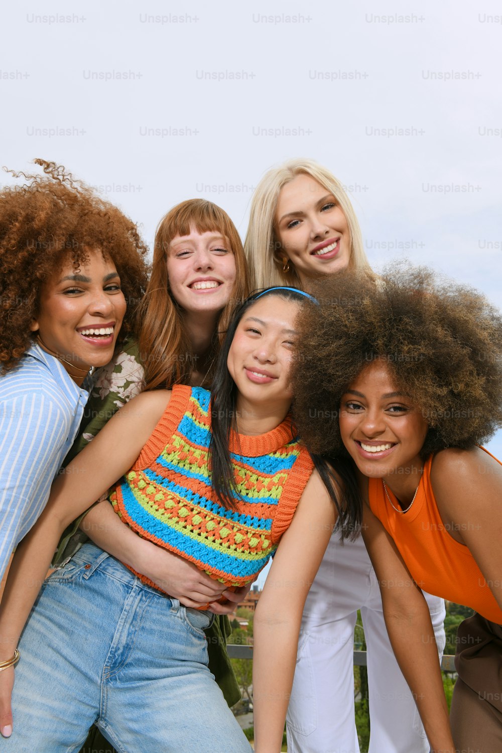 Eine Gruppe junger Frauen, die nebeneinander stehen