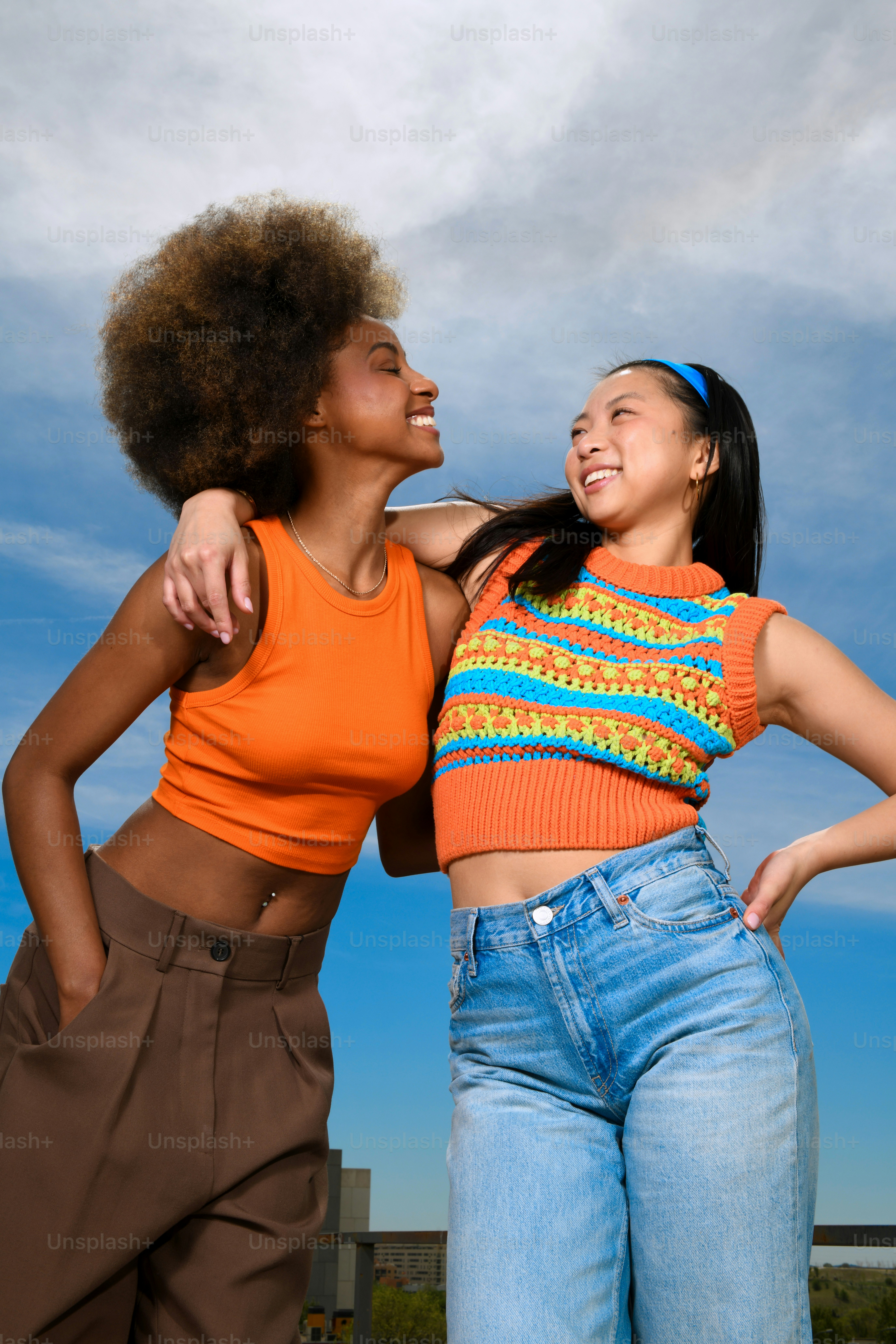 Dos mujeres de pie una al lado de la otra con sus brazos alrededor de la otra