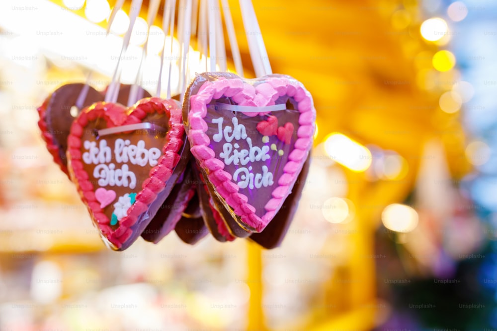 Corações de gengibre no mercado de Natal alemão. Nuremberg, Munique, Fulda, Berlim, Hamburgo xmas mercado na Alemanha. Em língua alemã eu te amo