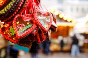Lebkuchenherzen auf dem deutschen Weihnachtsmarkt. Nürnberg, München, Berlin, Hamburg Weihnachtsmarkt in Deutschland. Auf traditionellen Lebkuchen steht Frohe Weihnachten, die auf Deutsch Lebkuchen genannt werden.