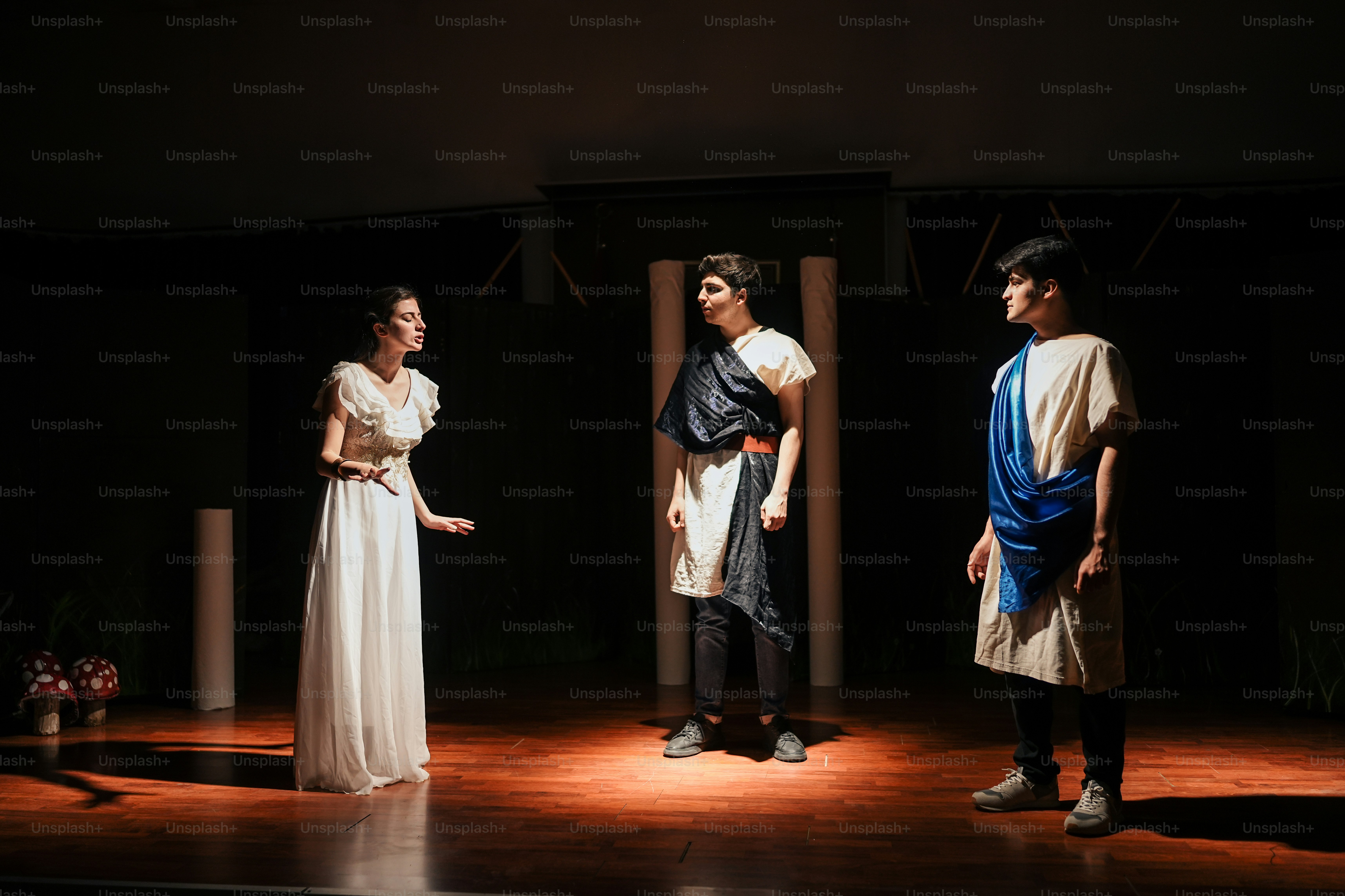 Eine Gruppe von Menschen, die auf einer Bühne stehen