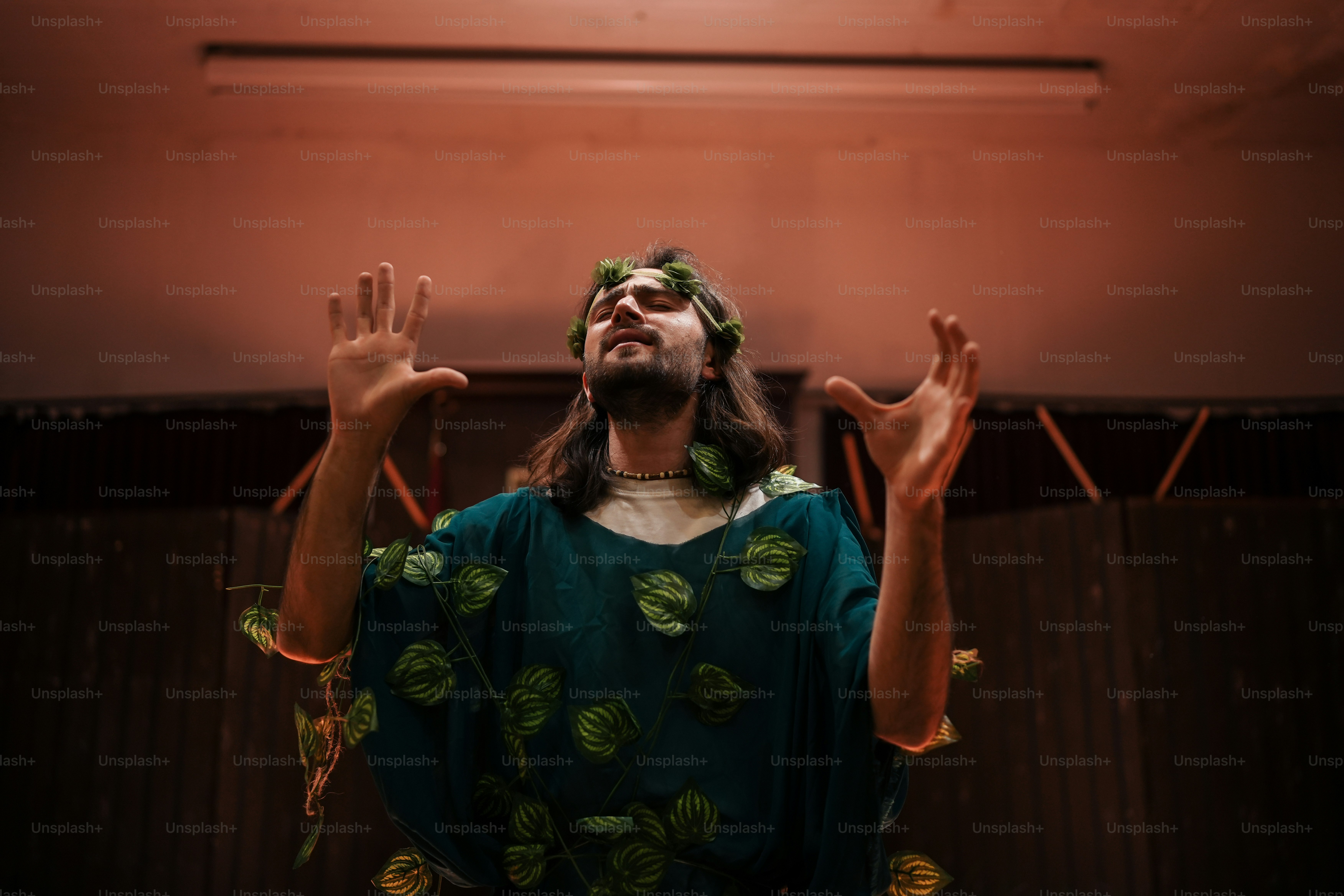 Ein Mann mit langen Haaren, der ein grünes Hemd trägt