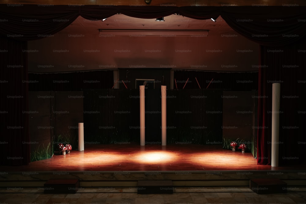 um palco com uma cortina vermelha e algumas luzes