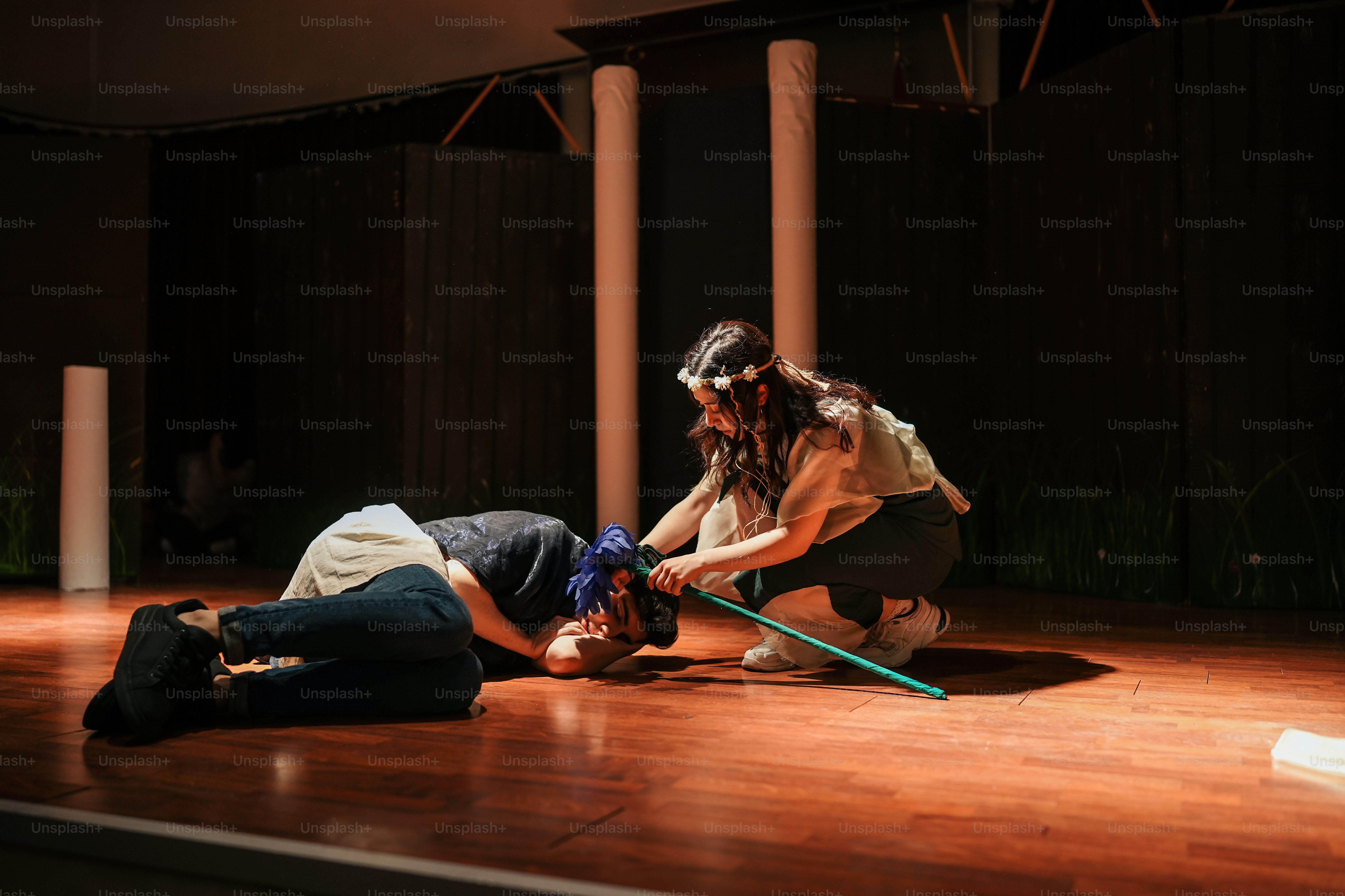 ein paar Leute, die auf einem Holzboden sind