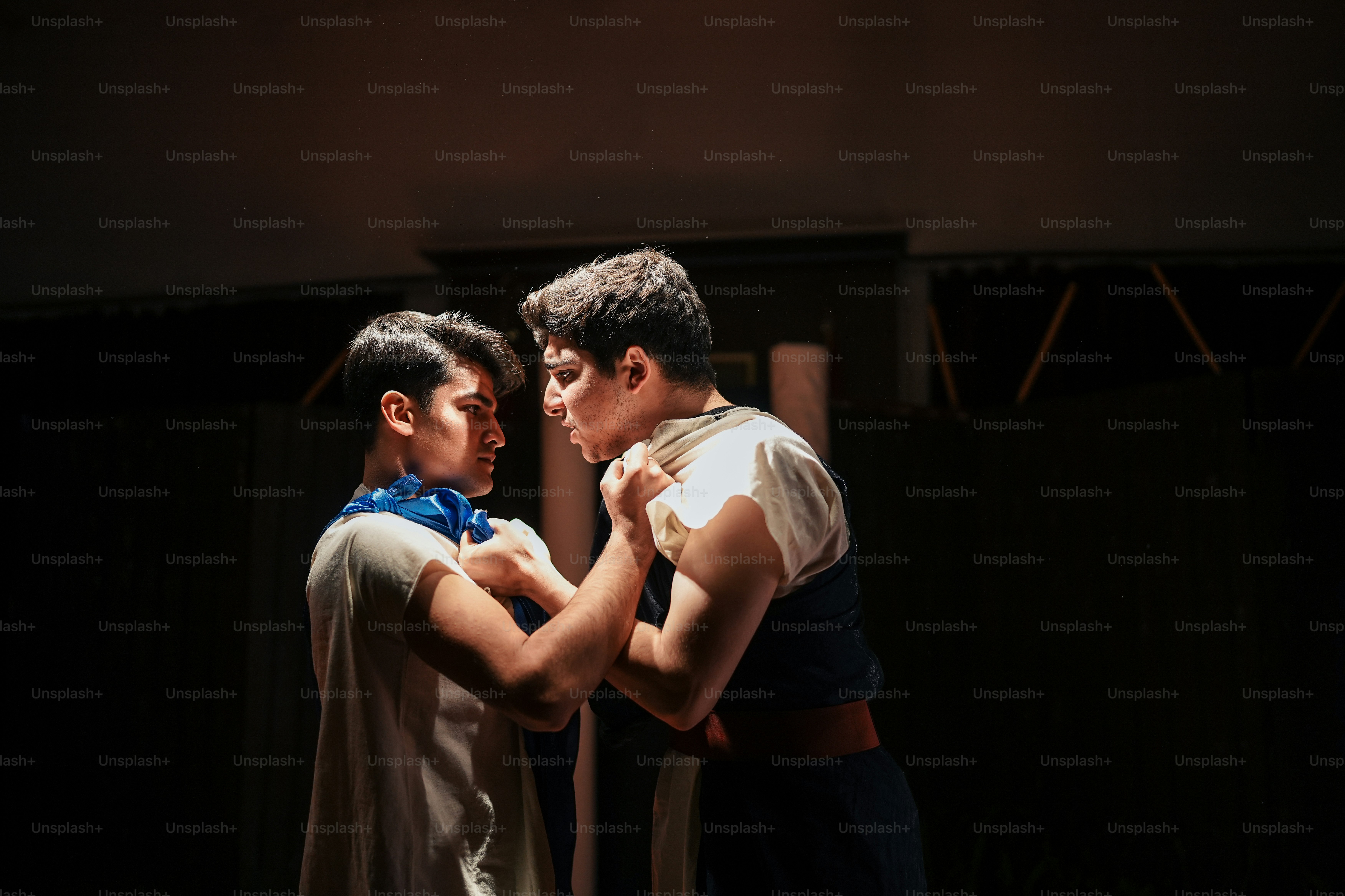 dois jovens em pé um ao lado do outro em um palco