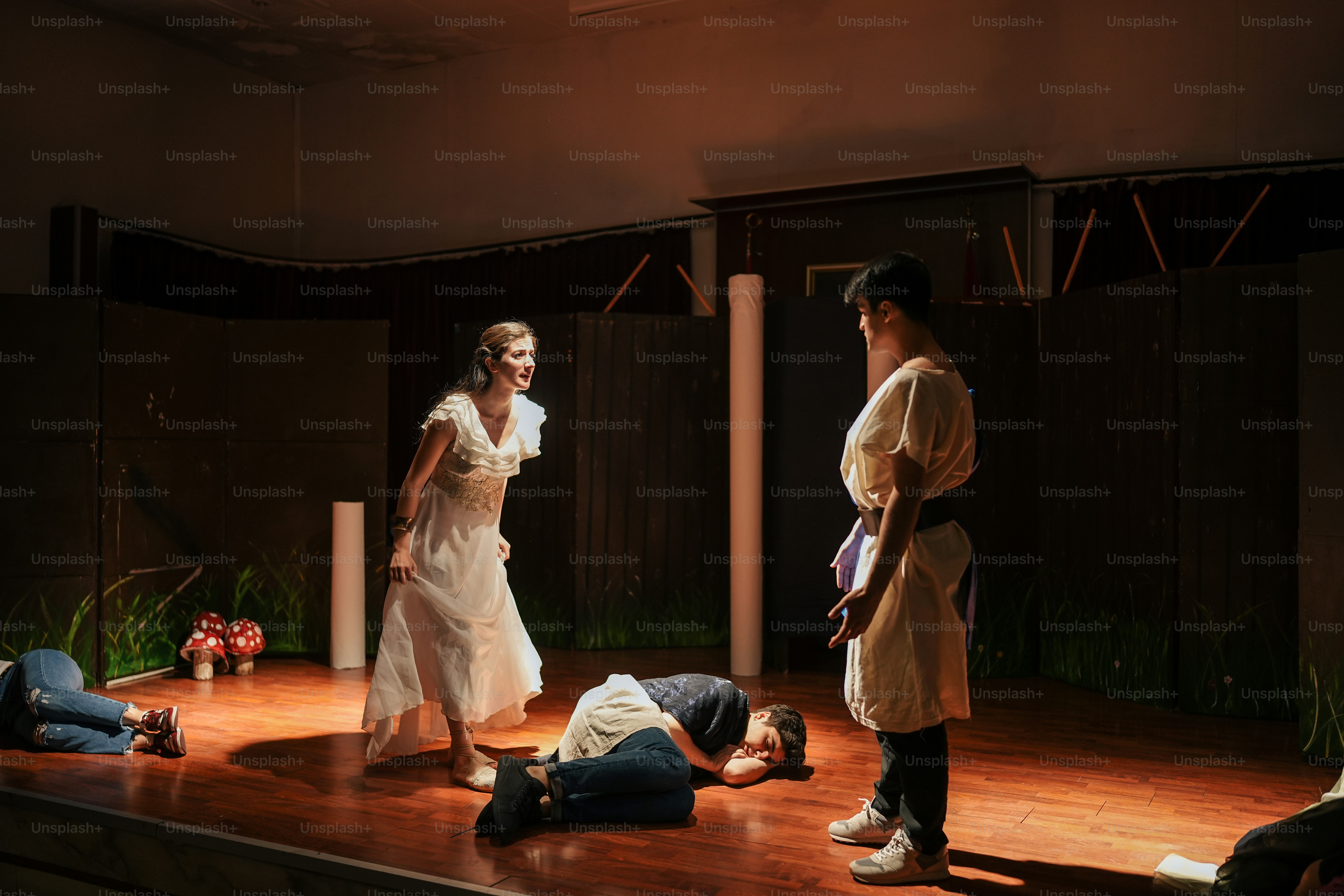 Eine Gruppe von Menschen, die auf einem Holzboden stehen