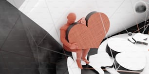 uma pessoa segurando um objeto em forma de coração em uma sala
