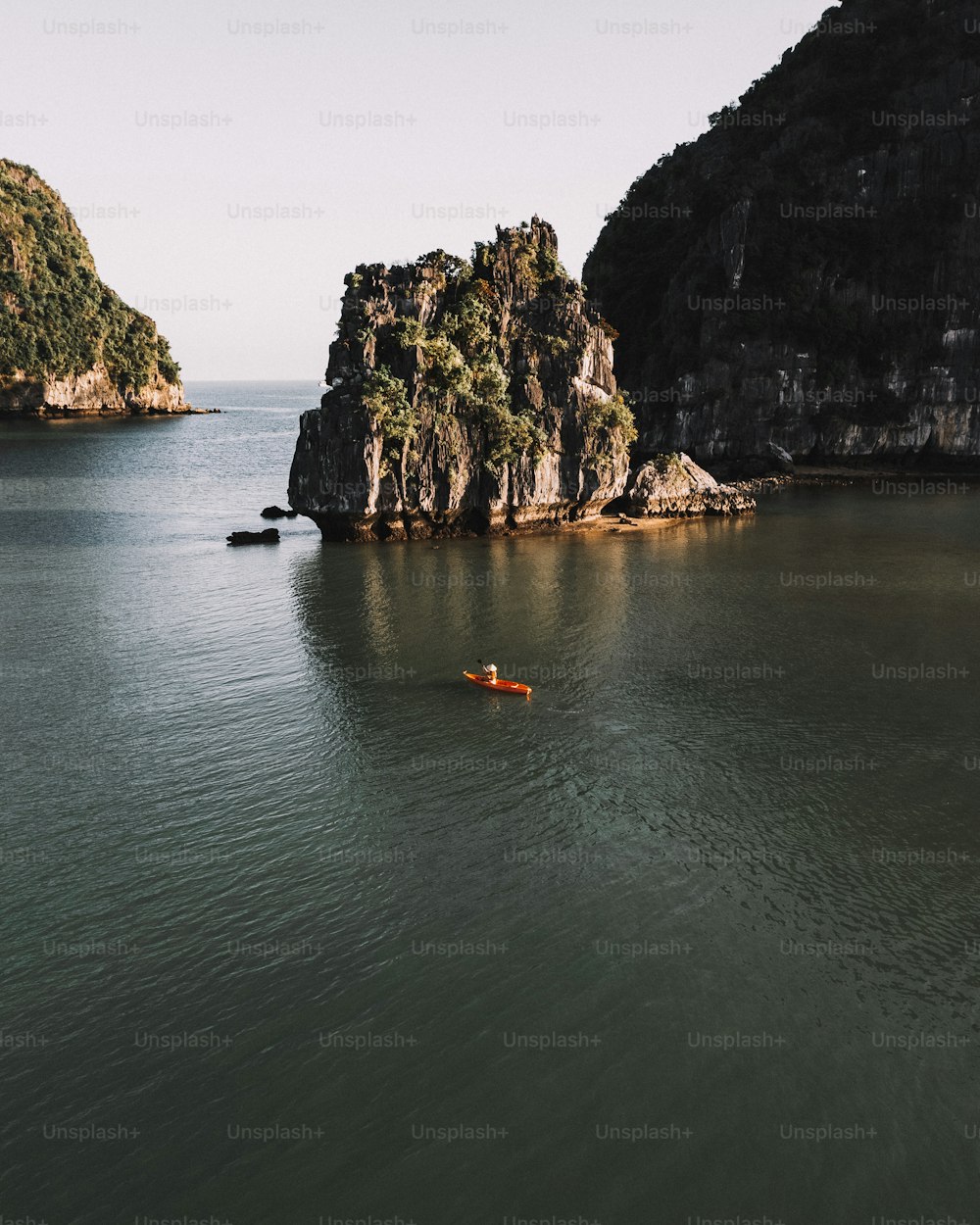 une personne en kayak au milieu d’un plan d’eau