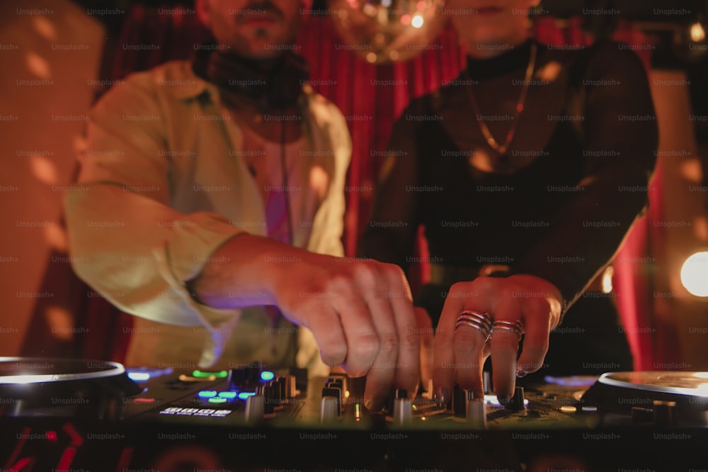 Ein DJ mischt Musik vor einem anderen DJ