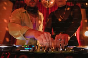 Un DJ che mixa musica davanti a un altro DJ