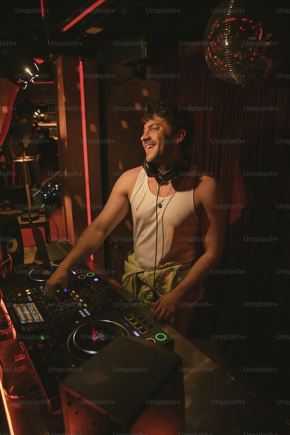 Un uomo in piedi davanti all'attrezzatura di un DJ