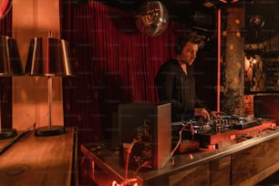 Un DJ mezclando música en una habitación con poca luz