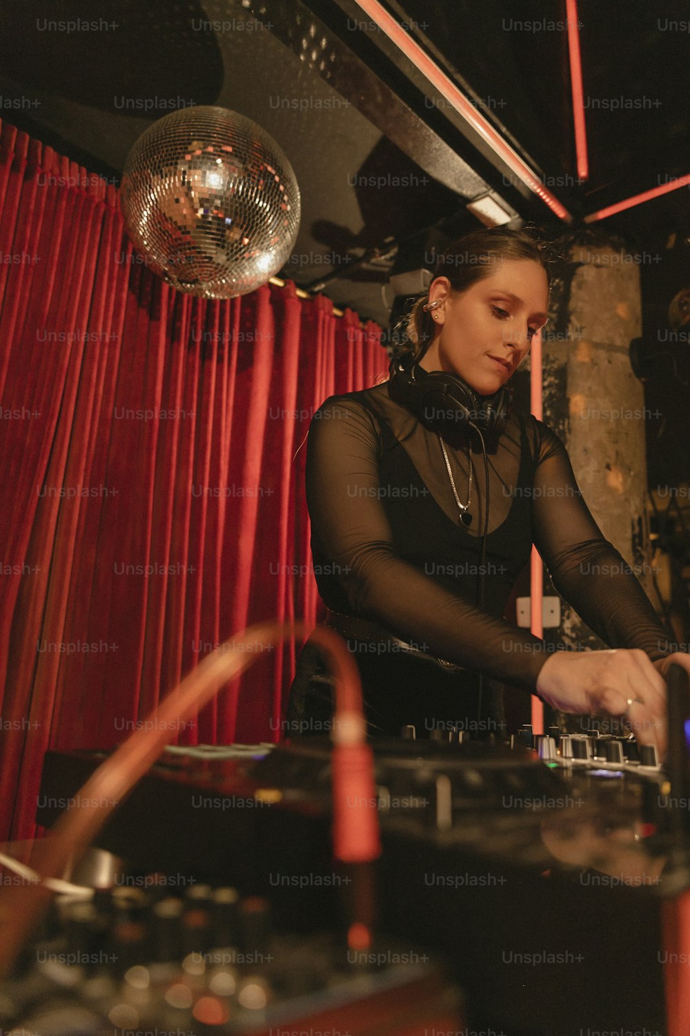 검은 드레스를 입은 여자가 DJ 세트를 연주하고 있다