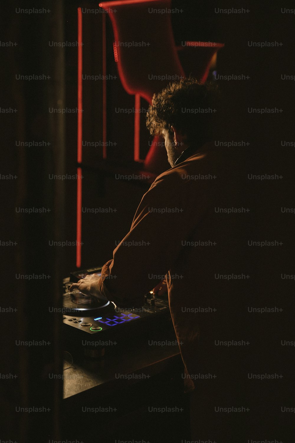 Un homme assis à une table avec un DJ Mixer