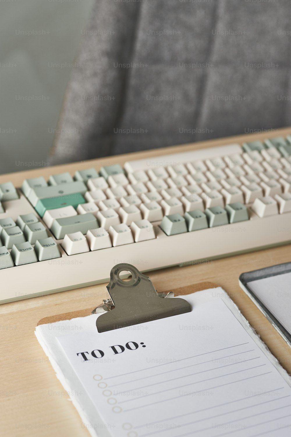 una tastiera e un blocco appunti con un lucchetto su di esso