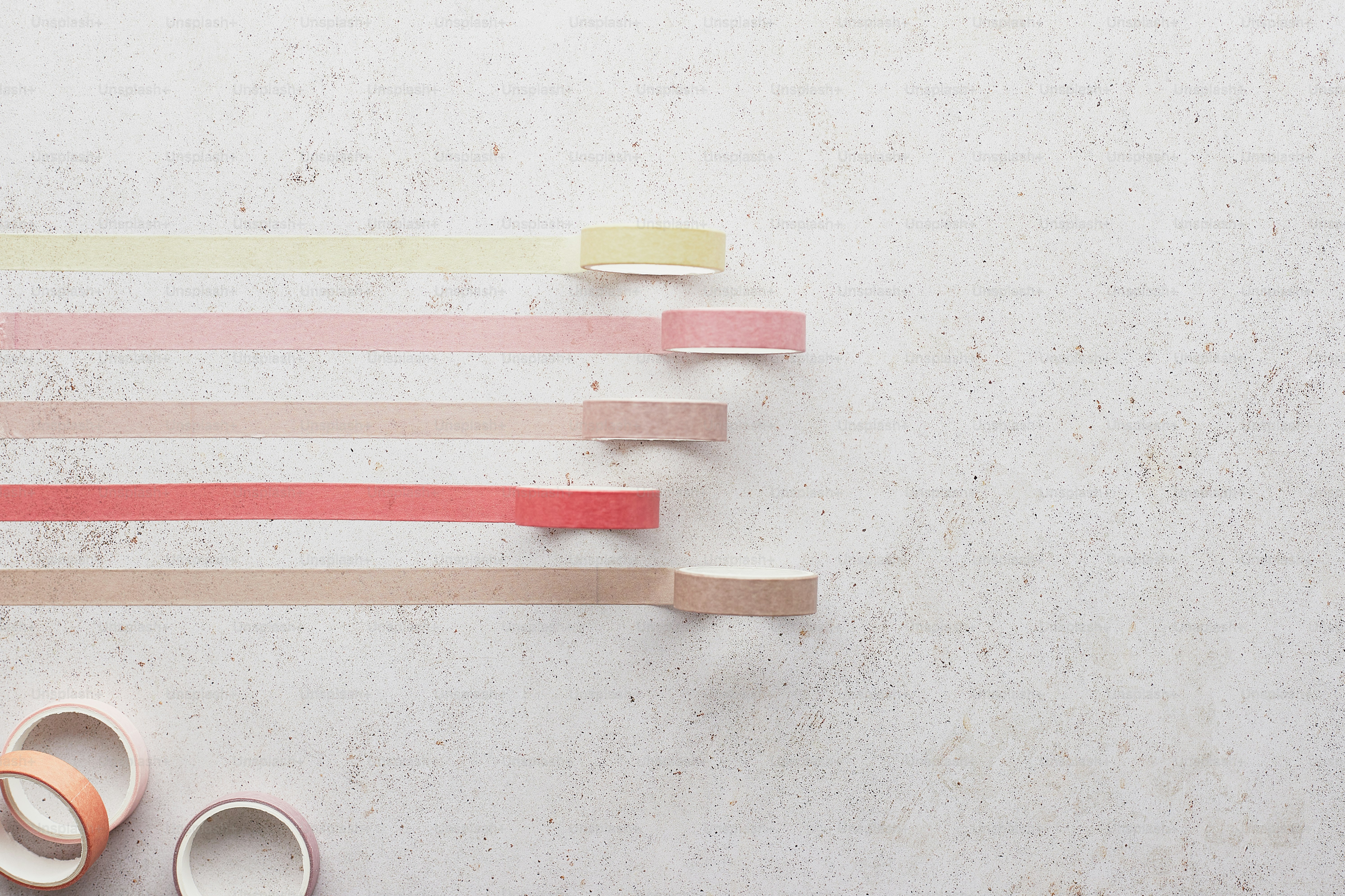 un paio di forbici, nastro adesivo e un paio di scarpe su un tavolo