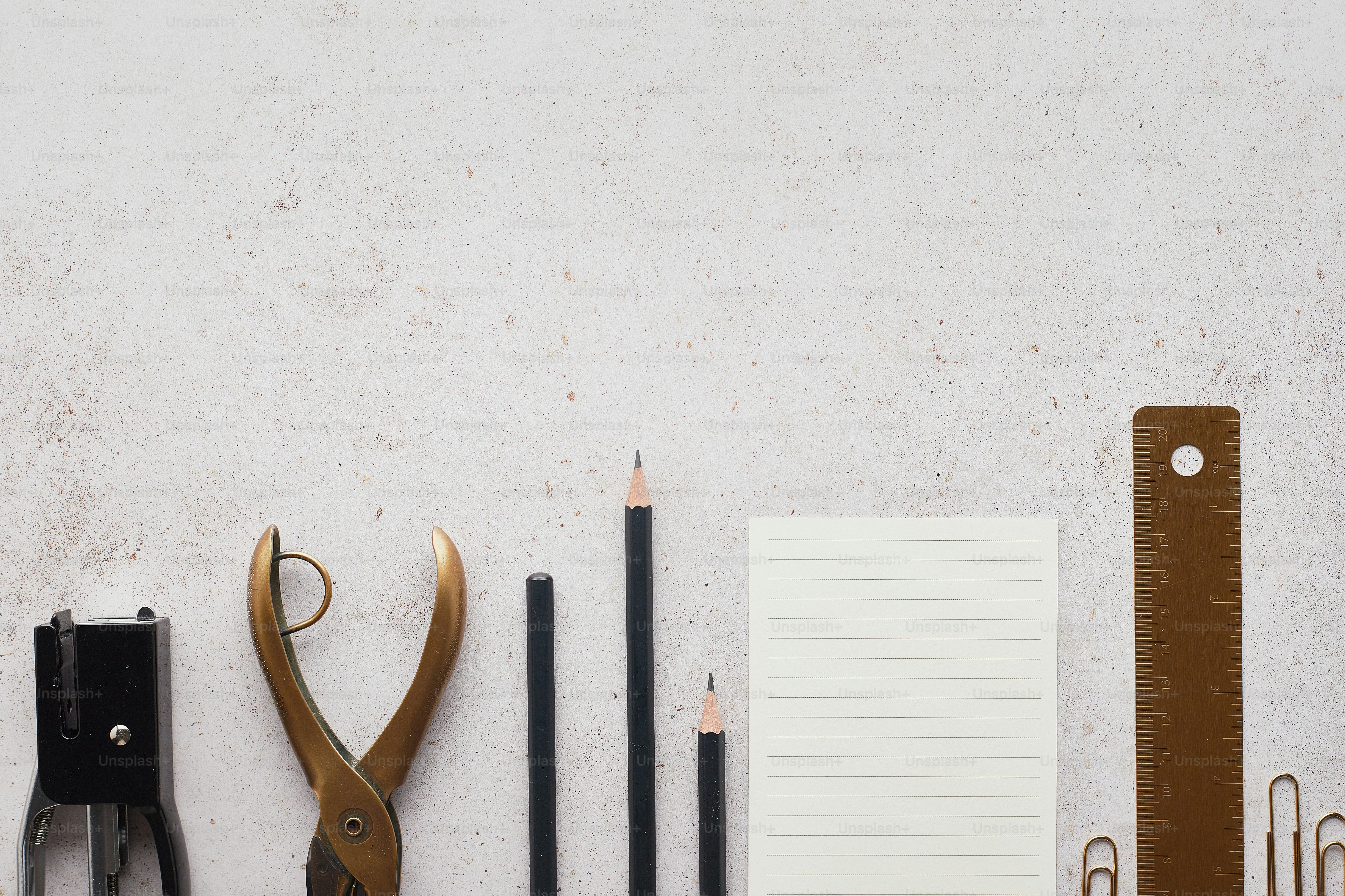 un par de tijeras, una regla, un bolígrafo y un par de tijeras