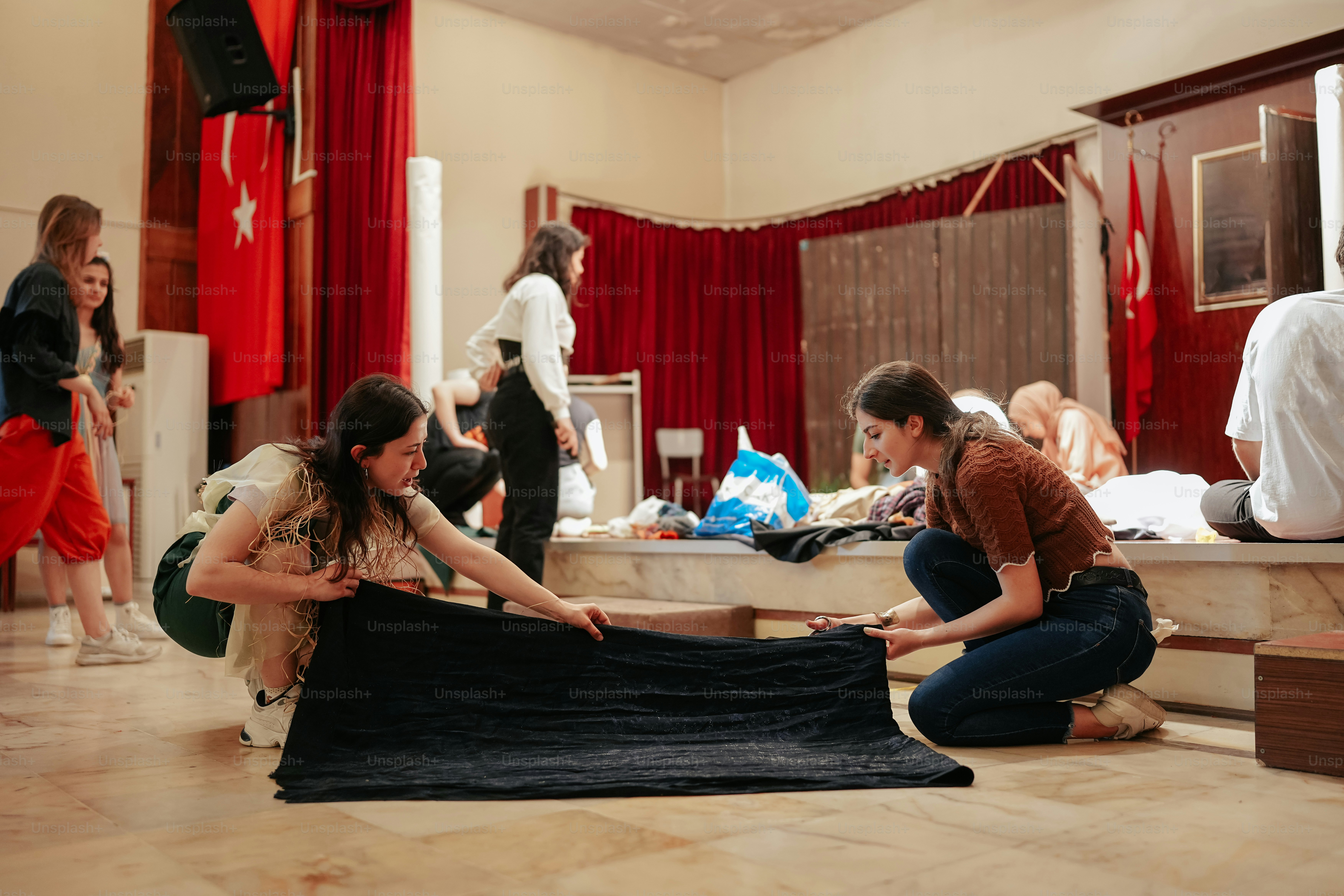 바닥에 앉아있는 사람들의 그룹