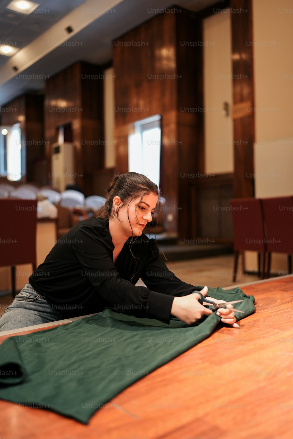 携帯電話を使って床に座っている女性