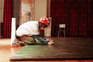 Ein Mann mit rotem Helm liegt auf dem Boden