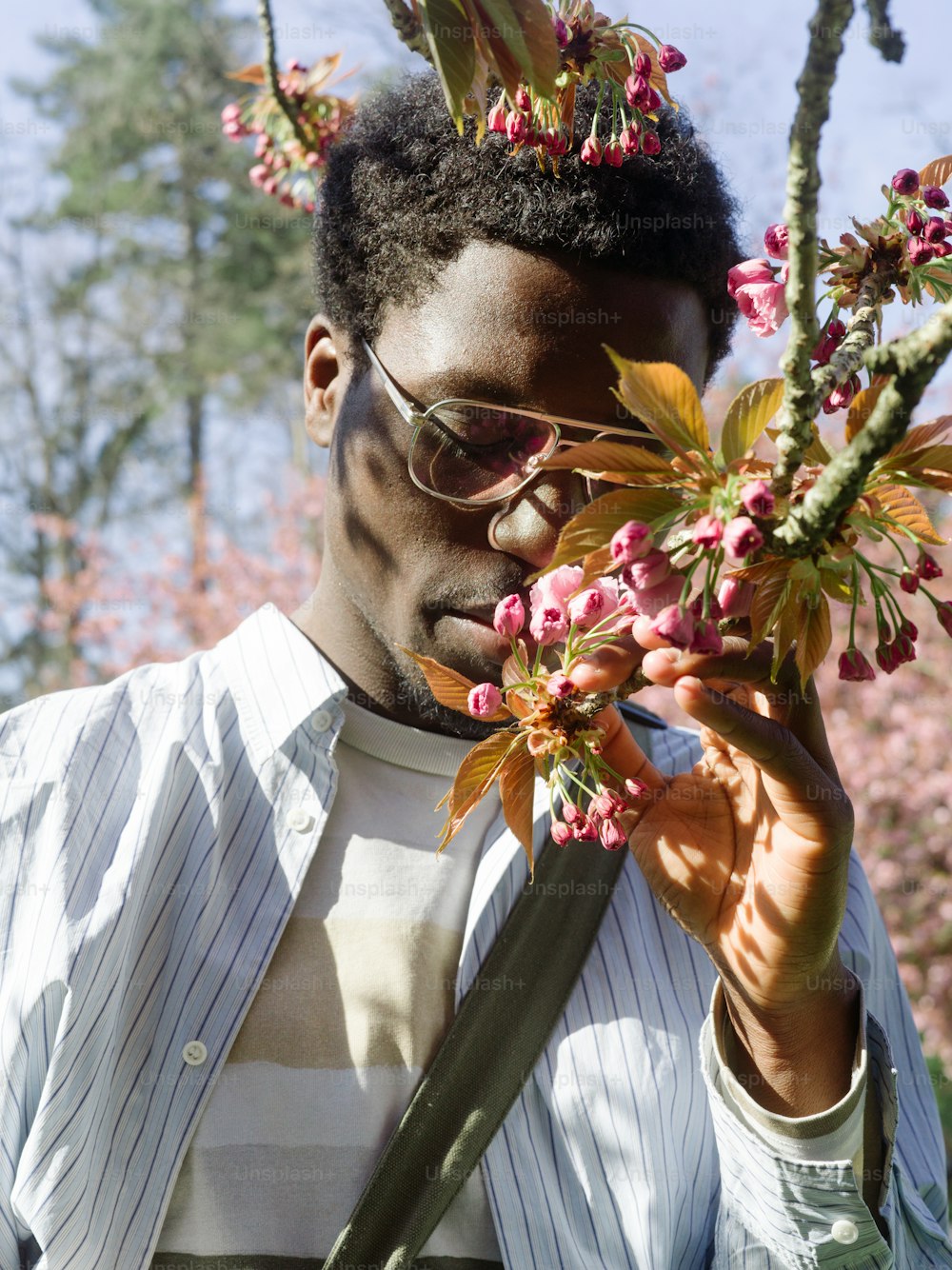 um homem segurando um ramo de flores na frente de seu rosto