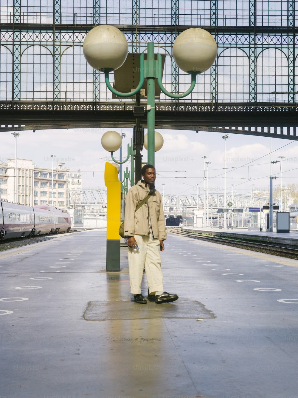 Un homme debout sur un quai à côté d’un train