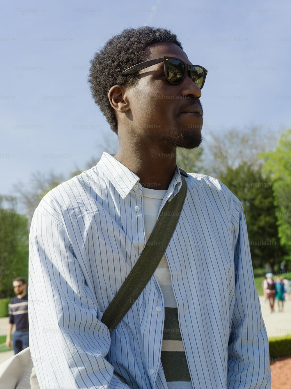 Un uomo con cravatta e occhiali da sole