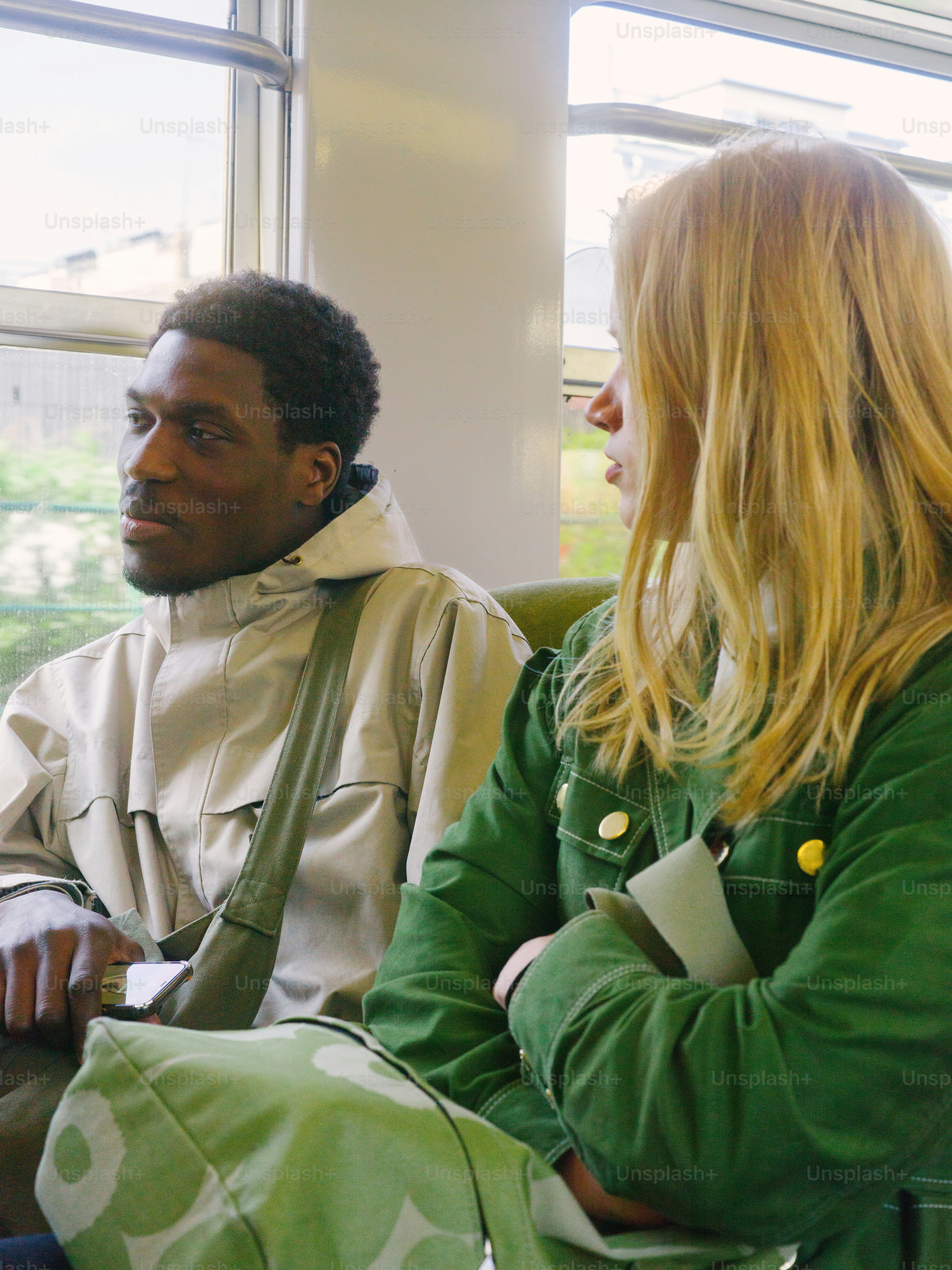 Ein Mann und eine Frau, die nebeneinander sitzen