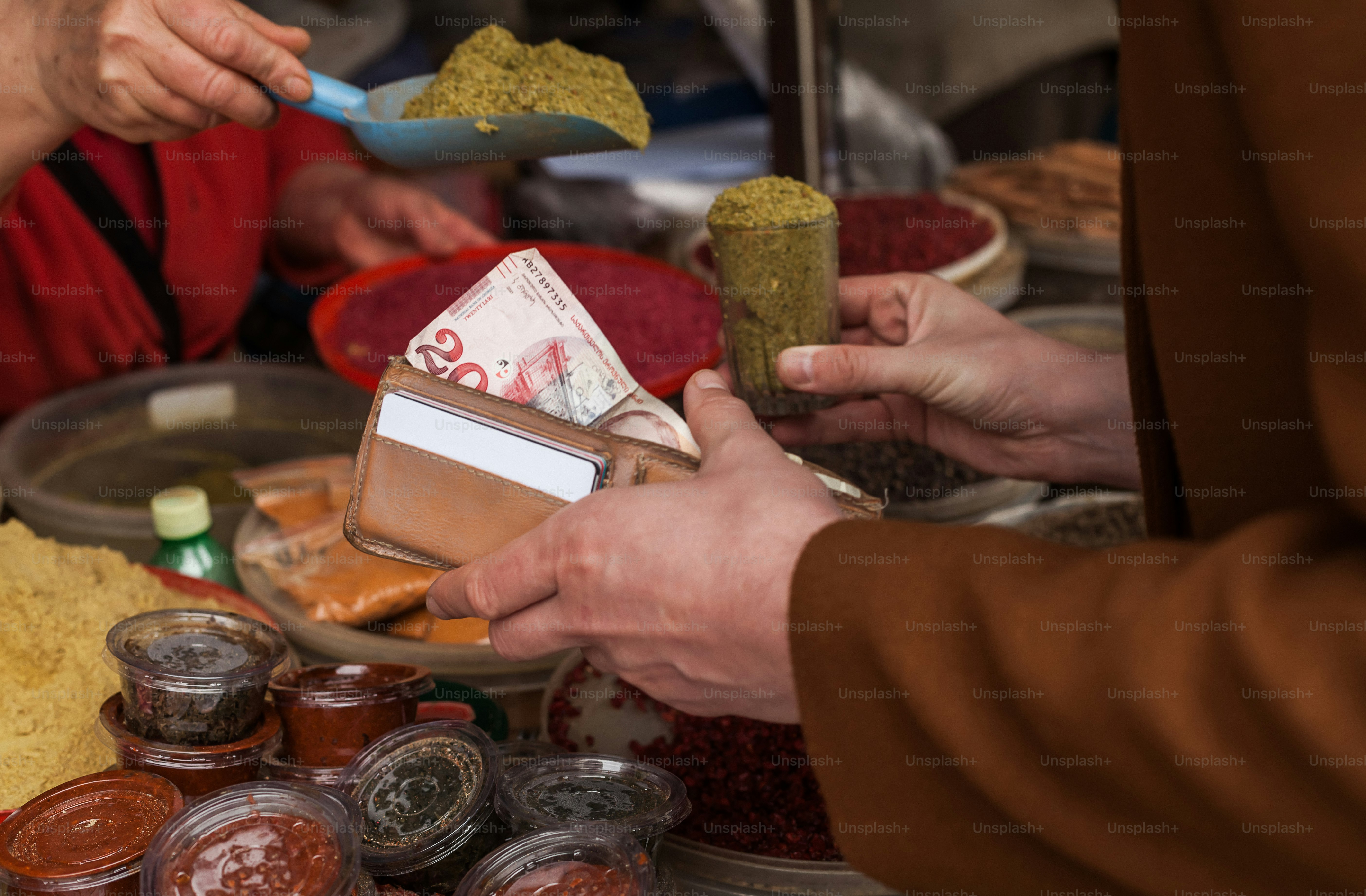 uma pessoa entregando dinheiro para outra pessoa em uma mesa