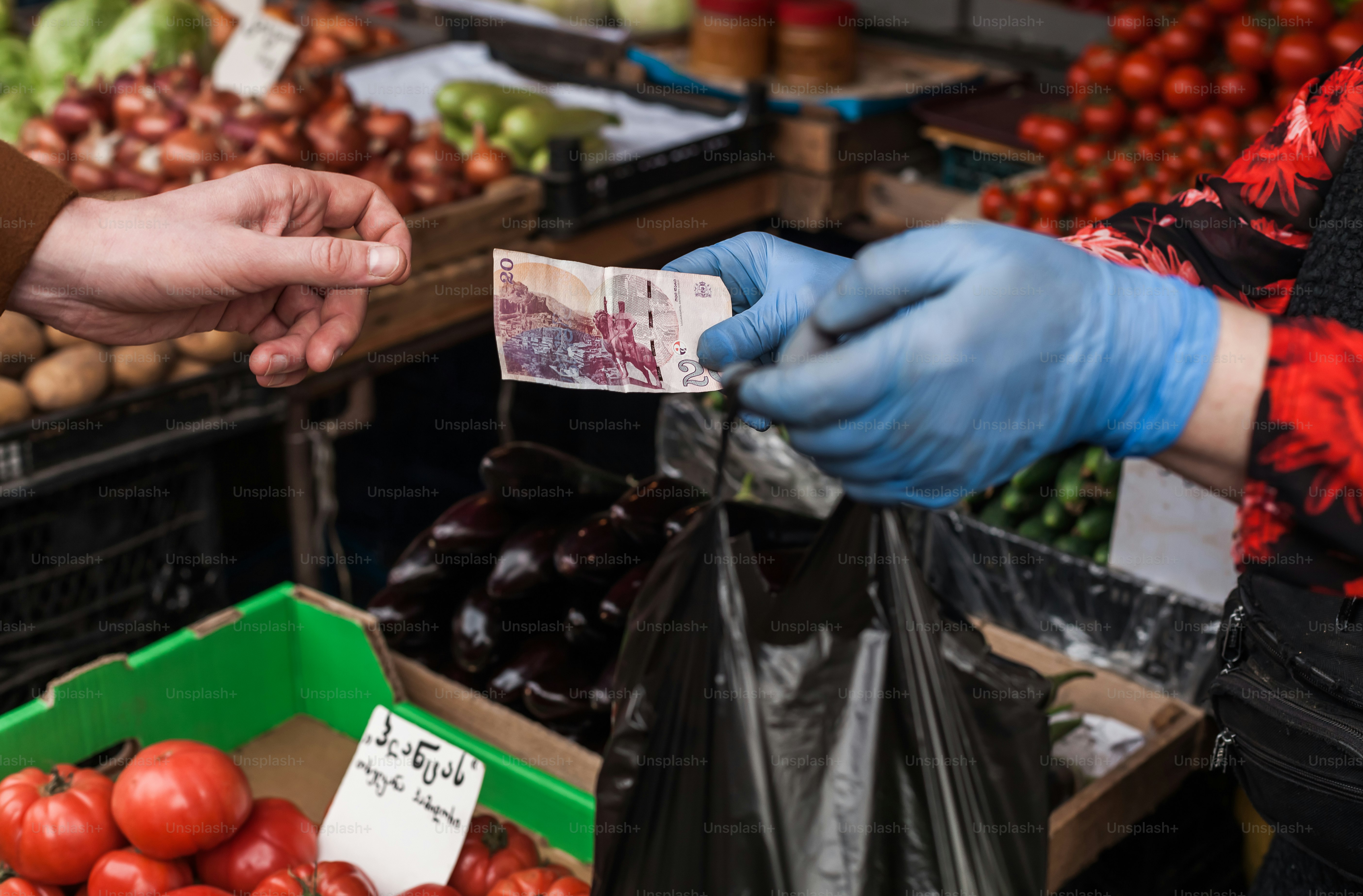 uma pessoa entregando a outra pessoa um pedaço de papel
