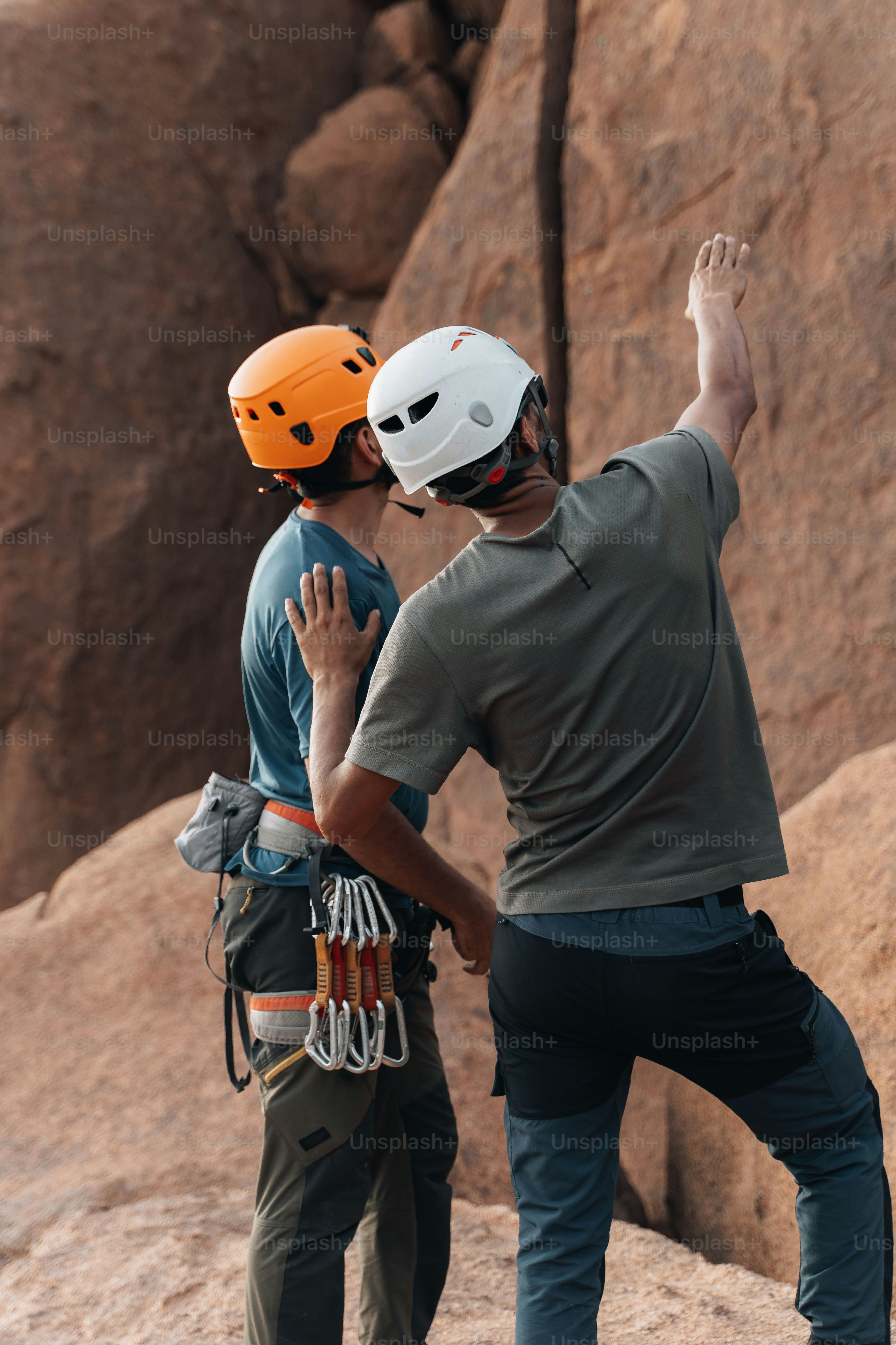 Un hombre parado junto a otro hombre con casco