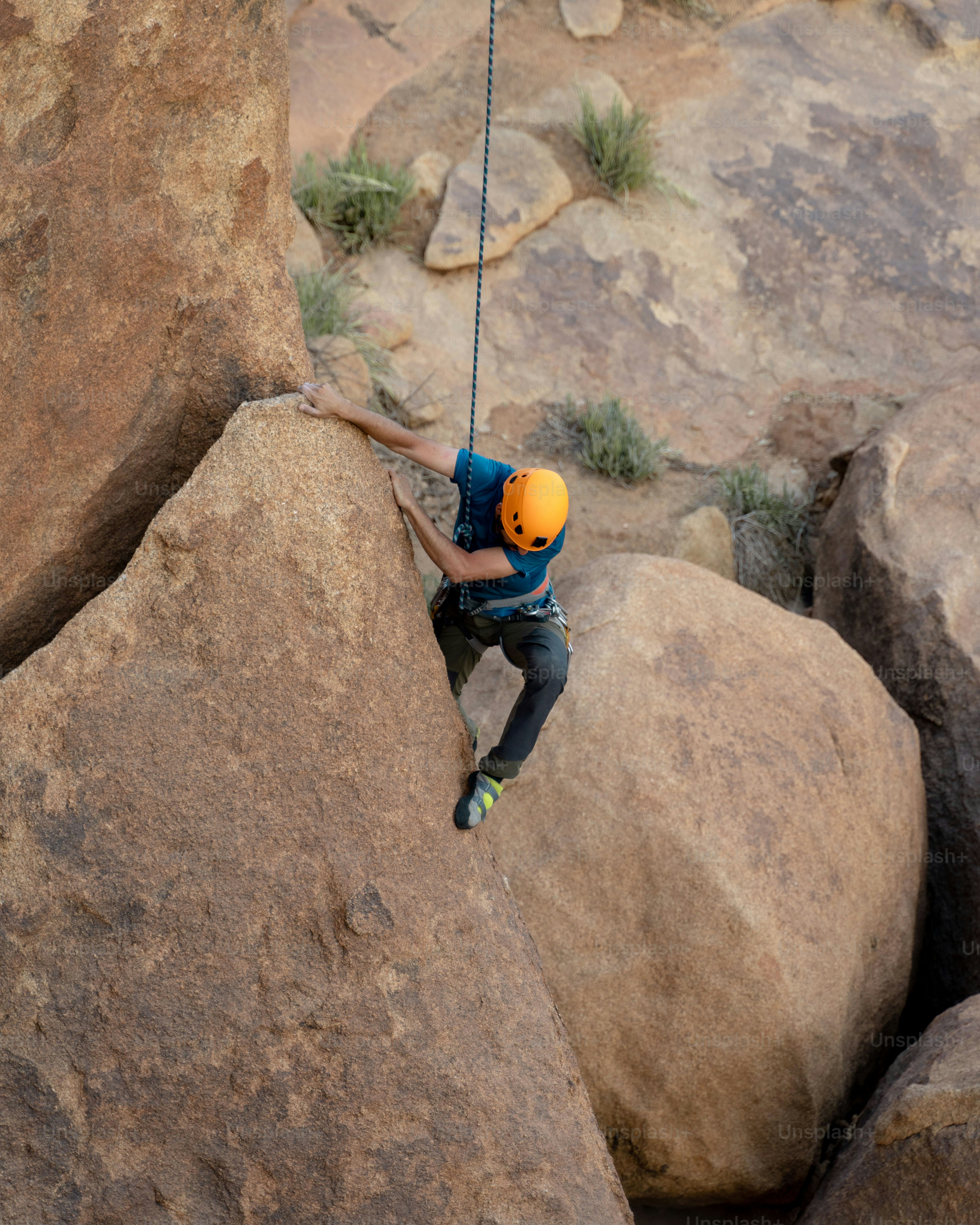 Un hombre en una escalada en roca con una cuerda