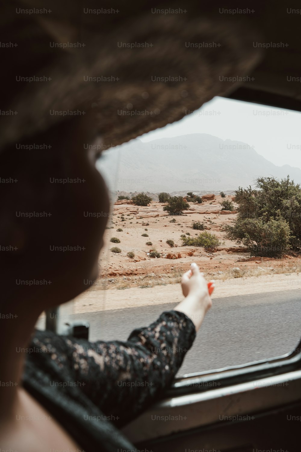Eine Frau, die in einem Auto sitzt und aus dem Fenster schaut