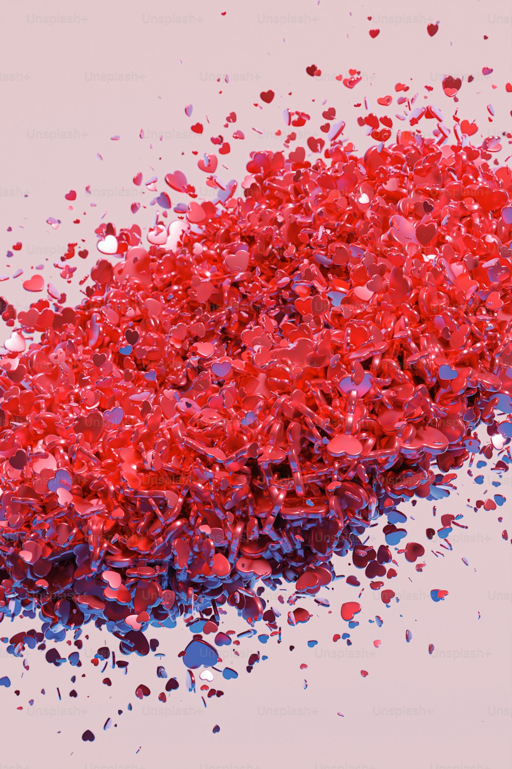Un montón de confeti rojo sentado encima de una mesa