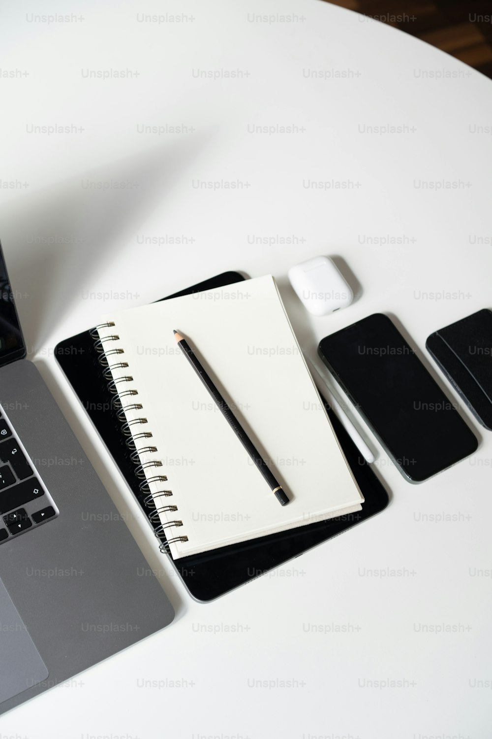 un ordinateur portable posé sur une table blanche