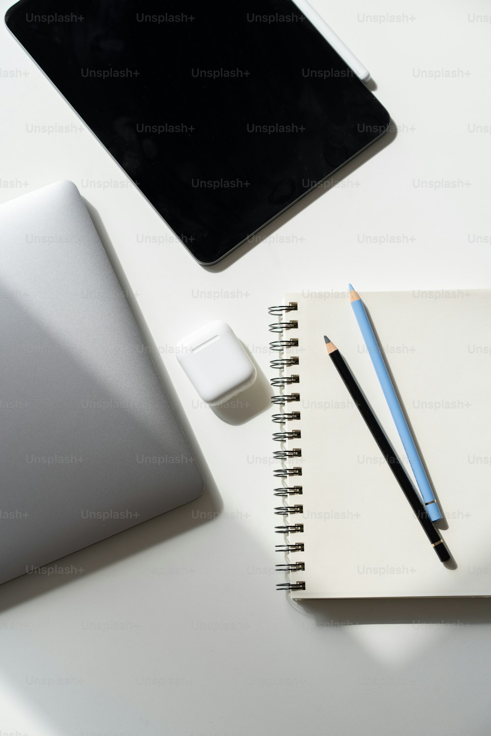 노트북과 펜이 있는 흰색 책상