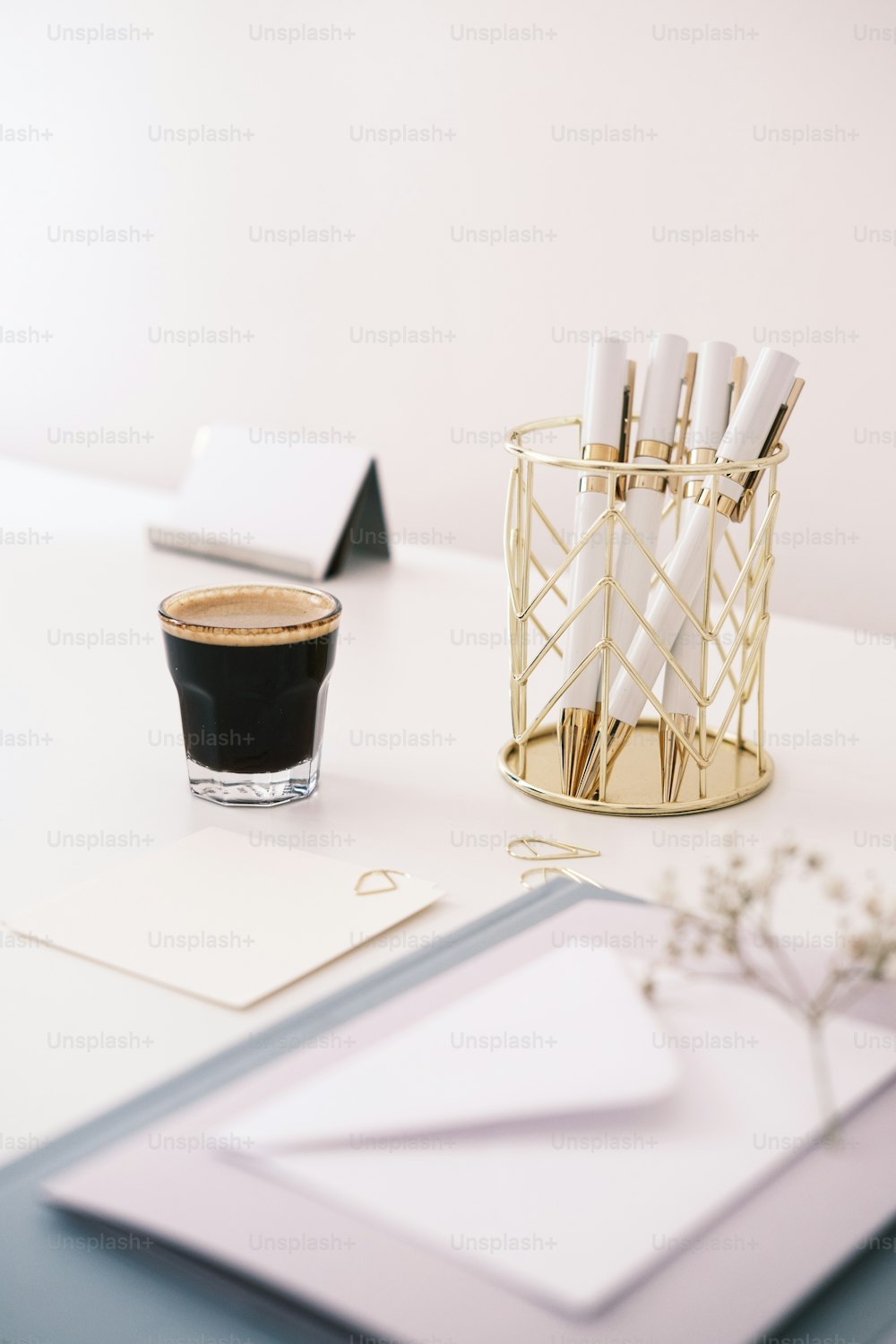 uma xícara de café sentada em cima de uma mesa