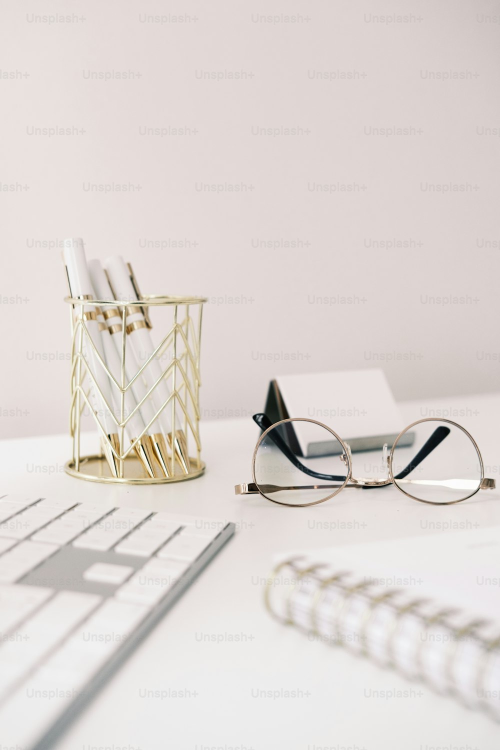 une paire de lunettes posée sur un bureau à côté d’un clavier