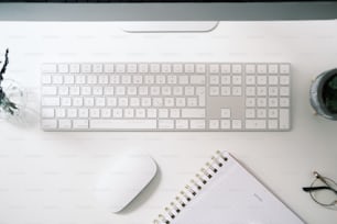 un teclado y un ratón en un escritorio